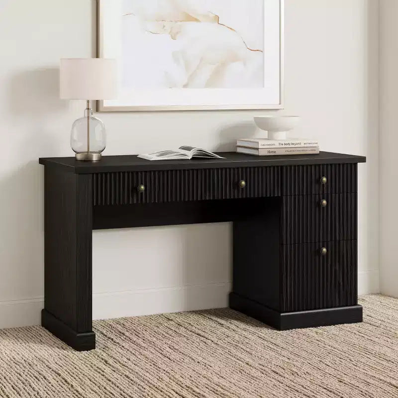 Geriffelter Stauraum-Schreibtisch fürs Homeoffice, moderner Chefschreibtisch mit 54 Zoll und Ladestation, Computertisch aus Holz mit Aktenschubladen fürs Arbeitszimmer