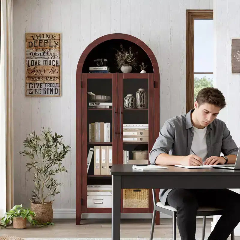 Mobiletto contenitore alto ad arco con ante in vetro, libreria espositiva a 5 ripiani con mensole regolabili per cucina o soggiorno