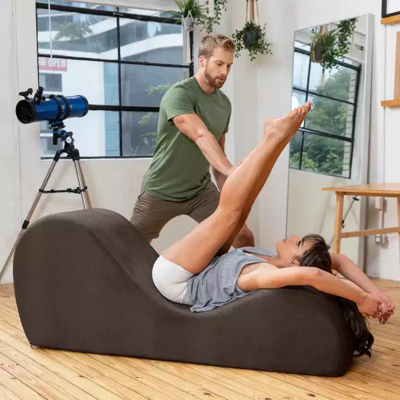 Elegancki szezlong Avana do jogi – wyprodukowano w USA – idealny do rozciągania, relaksu, ćwiczeń i nie tylko, 60D x 18W x 26H cali, jasnoszary