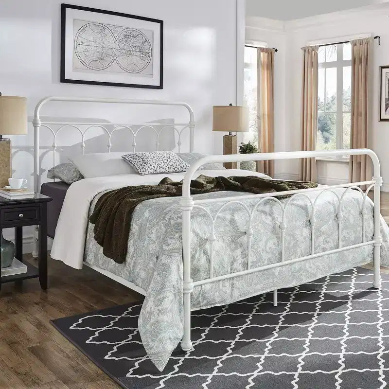 Caledonia metalen queensize bed met gegoten knoopdetails - antiekwit - iNSPIRE Q