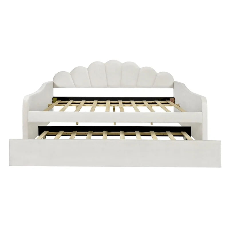 Gestoffeerd ligbed van volledige grootte met schelpvormige rugleuning en onderschuifbed