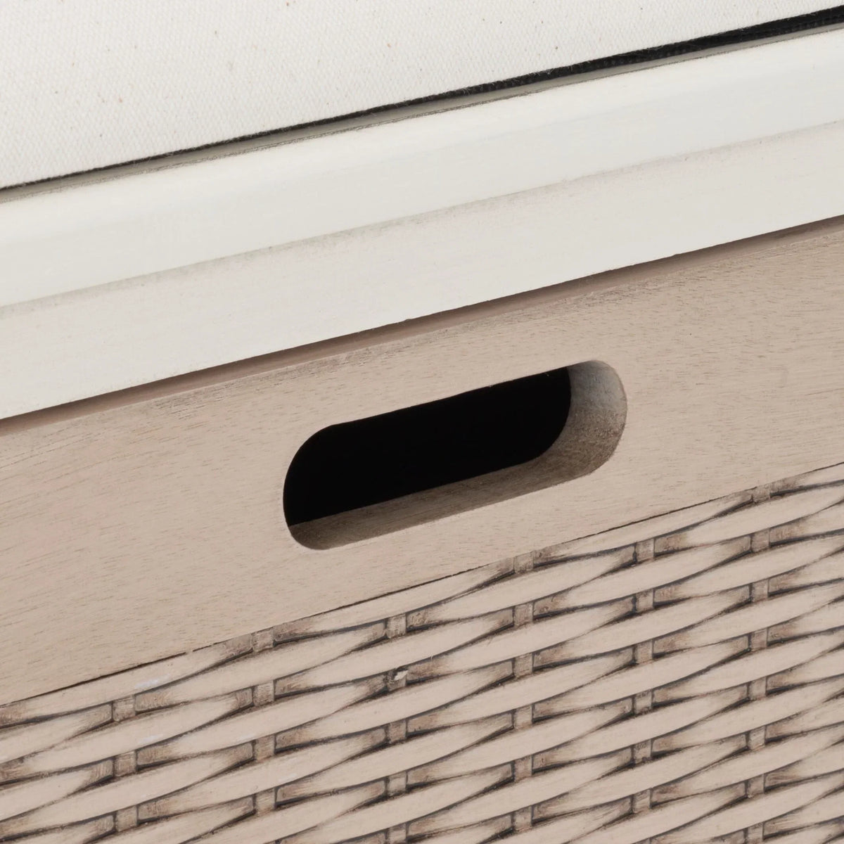 Banco de almacenamiento SAFAVIEH Fiorello con 3 cajones y cojín - 47.3 W x 15 L x 19 H - 47Wx15Dx19H