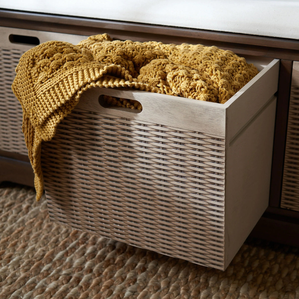 Banco de almacenamiento SAFAVIEH Fiorello con 3 cajones y cojín - 47.3 W x 15 L x 19 H - 47Wx15Dx19H