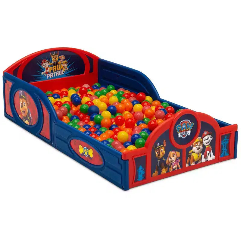 Delta Children muovinen nukkumis- ja leikkisänky taaperoille kiinnitetyillä turvalaidоilla – PAW Patrol