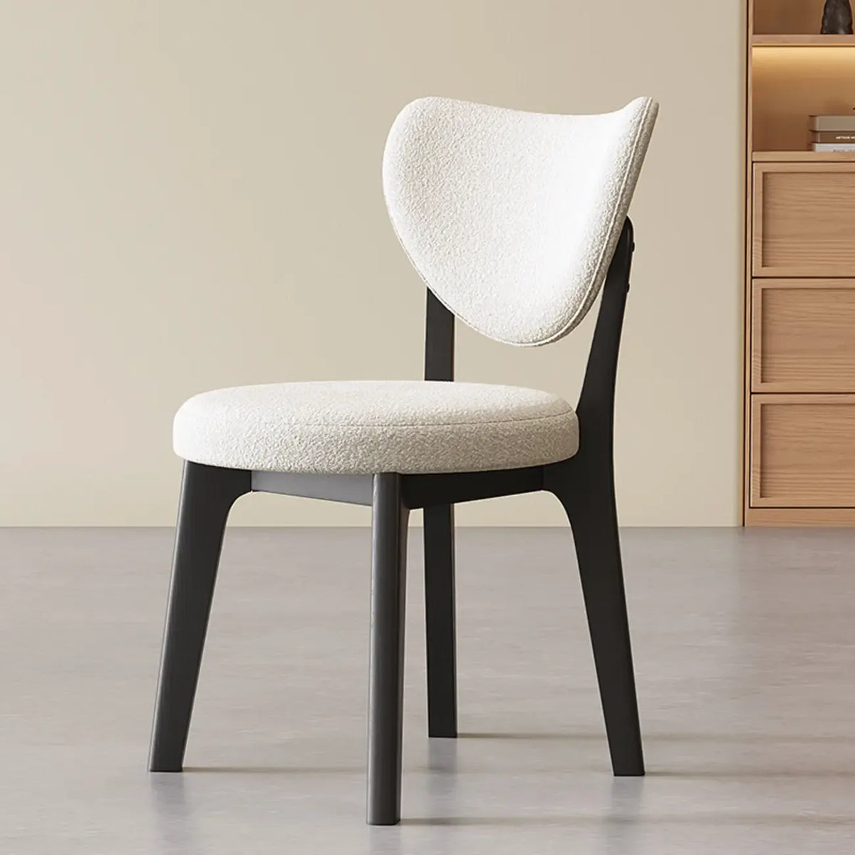 Chaise de salle à manger moderne sans accoudoirs, dossier enveloppant et revêtement en similicuir