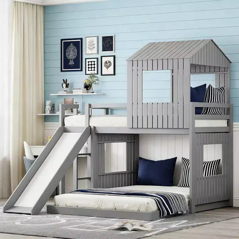 Luxystar houten stapelbed met eenpersoonsbed boven een tweepersoonsbed, speelhuisje, glijbaan en veiligheidsleuningen