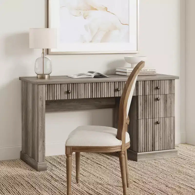 Geriffelter Stauraum-Schreibtisch fürs Homeoffice, moderner Chefschreibtisch mit 54 Zoll und Ladestation, Computertisch aus Holz mit Aktenschubladen fürs Arbeitszimmer