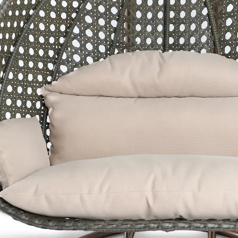 LeisureMod hängender Doppelsitz-Eierstuhl mit Gestell – Outdoor-/Indoor-Hängesessel aus Rattan-Geflecht für Terrasse, Schaukel und Hängeliege mit Polstern