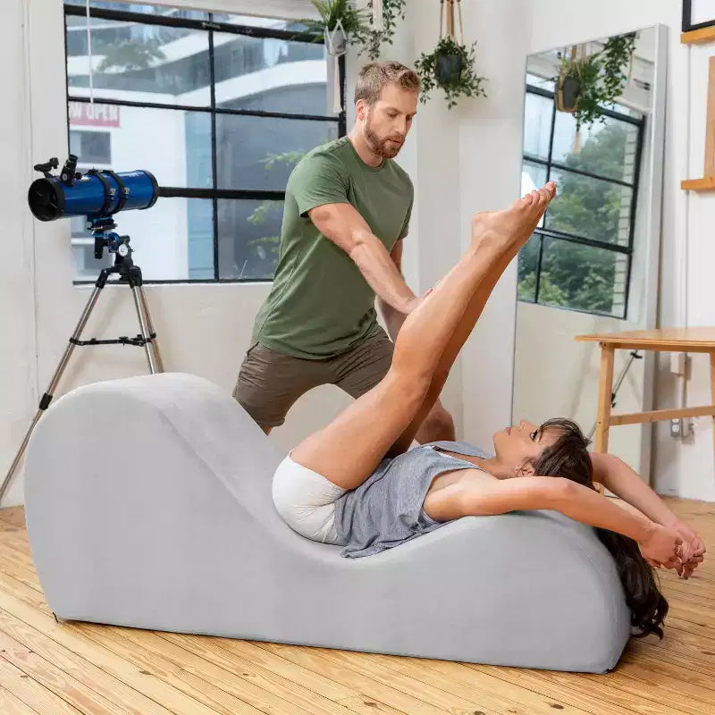 Elegancki szezlong Avana do jogi – wyprodukowano w USA – idealny do rozciągania, relaksu, ćwiczeń i nie tylko, 60D x 18W x 26H cali, jasnoszary