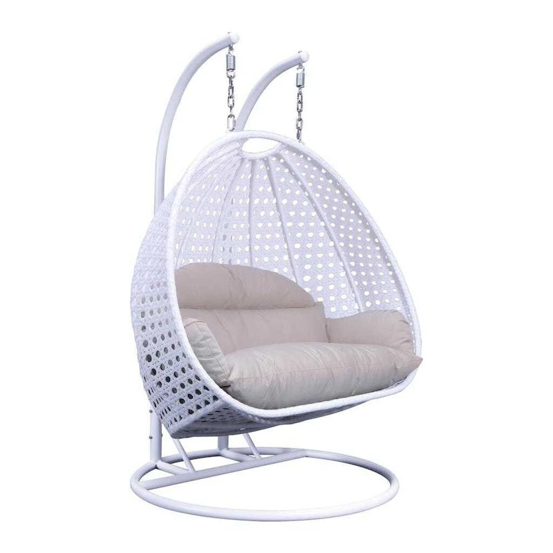 LeisureMod hängender Doppelsitz-Eierstuhl mit Gestell – Outdoor-/Indoor-Hängesessel aus Rattan-Geflecht für Terrasse, Schaukel und Hängeliege mit Polstern
