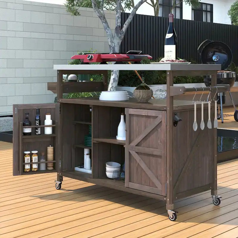 Isla de cocina para exteriores, carrito de bar con ruedas y gabinete de almacenamiento, mesa para parrilla de madera maciza con superficie de acero inoxidable, especiero y toallero