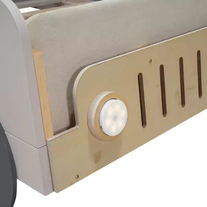 Letto per bambini a forma di auto in legno Whisen con cuscino, telo per il soffitto e LED - Naturale