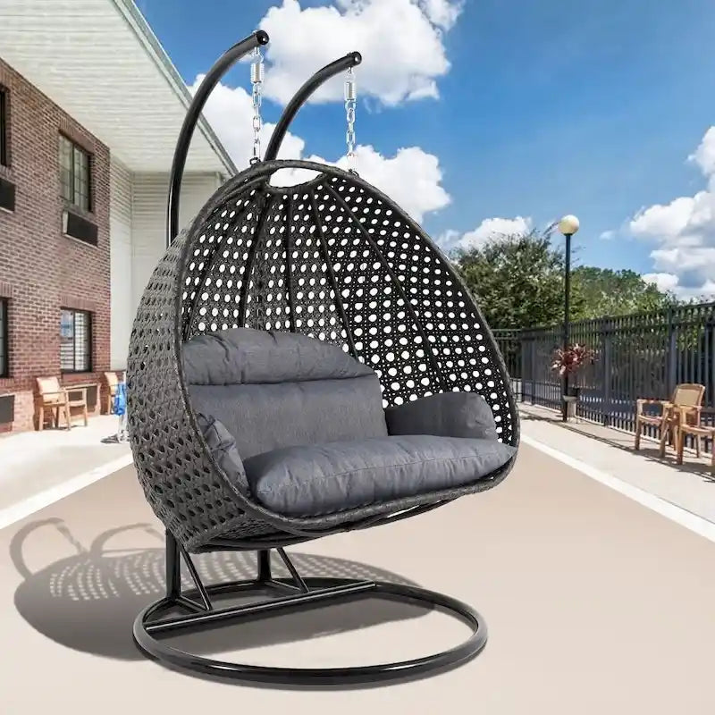 LeisureMod hängender Doppelsitz-Eierstuhl mit Gestell – Outdoor-/Indoor-Hängesessel aus Rattan-Geflecht für Terrasse, Schaukel und Hängeliege mit Polstern