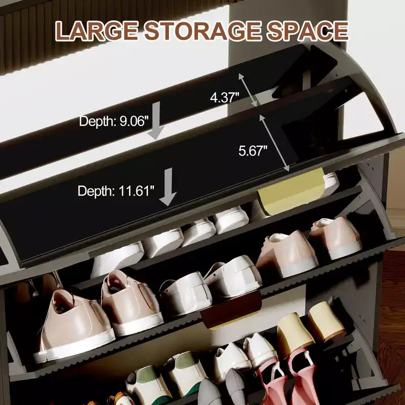Moderner weißer Schuhschrank mit 3 Klapptüren, 2 kleinen Schubladen und Haken, schmales Schuhregal mit geriffelter Front, schmaler Flurschrank