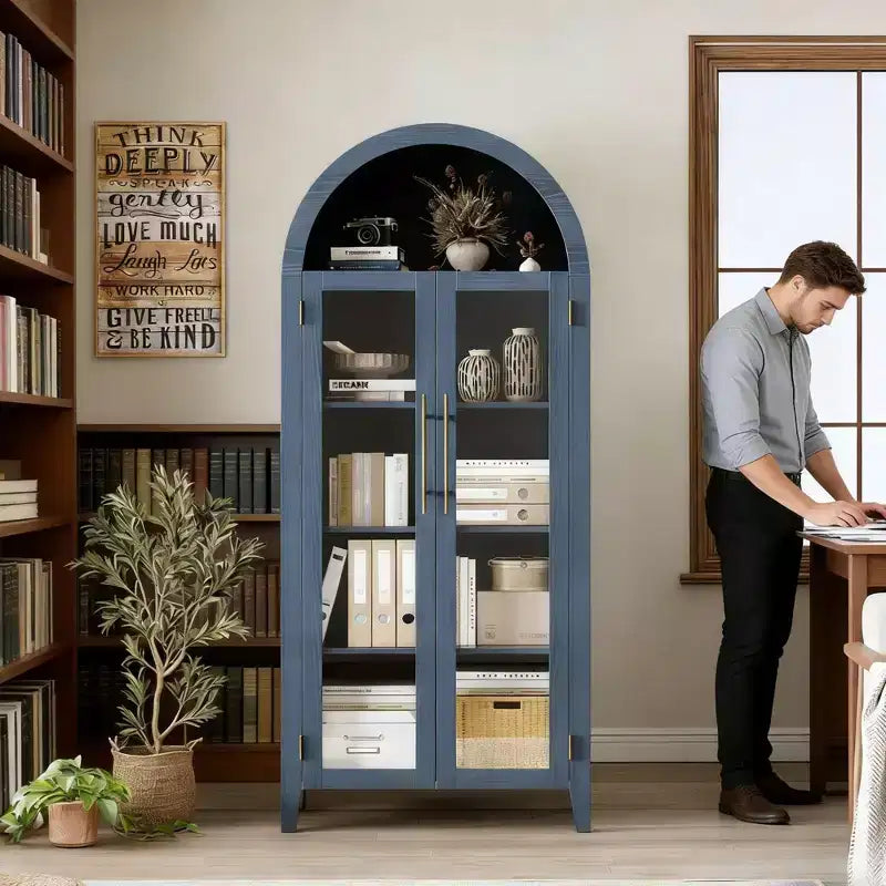Mobiletto contenitore alto ad arco con ante in vetro, libreria espositiva a 5 ripiani con mensole regolabili per cucina o soggiorno