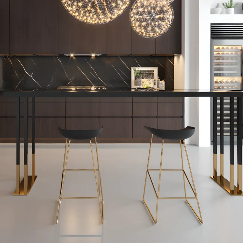 Table de bar rectangulaire luxueuse en bois avec piètement traîneau doré pour les repas