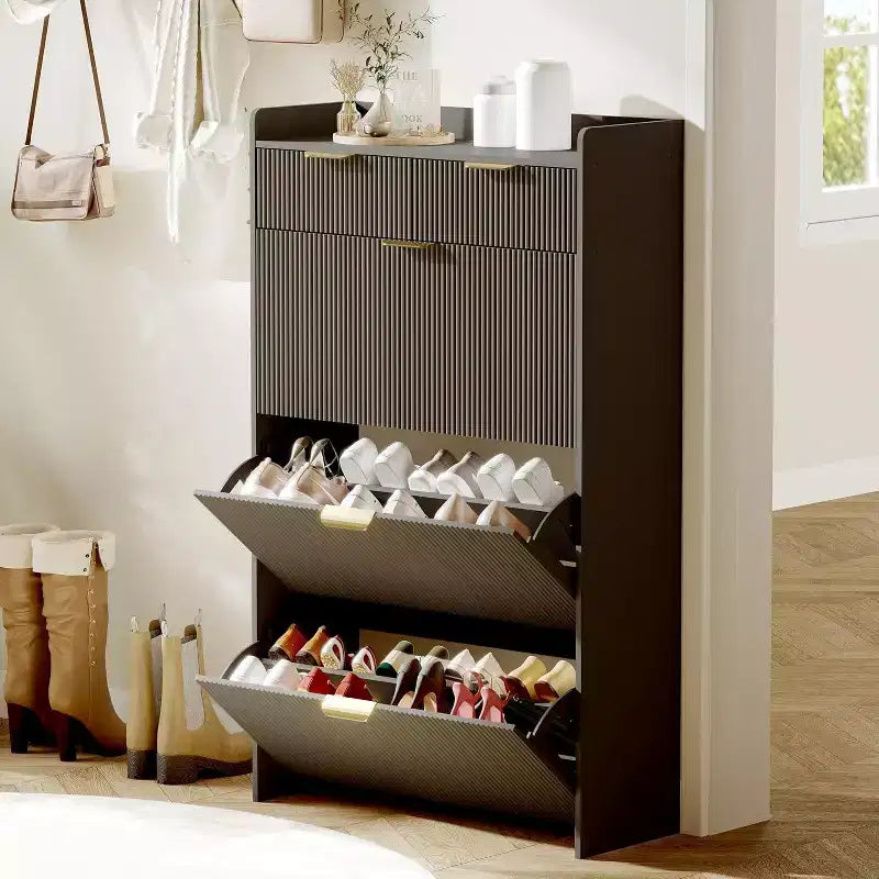 Moderner weißer Schuhschrank mit 3 Klapptüren, 2 kleinen Schubladen und Haken, schmales Schuhregal mit geriffelter Front, schmaler Flurschrank