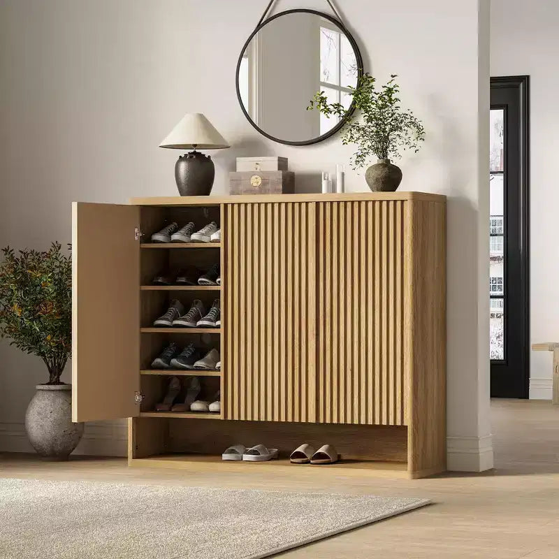 Schuhschrank mit geriffelter Tür und verstellbaren Einlegeböden für Eingangsbereich und Wohnzimmer